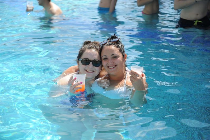 Girls_in_the_pool