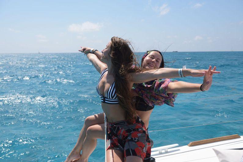 Girls_on_boat