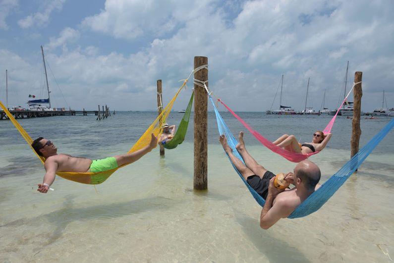 Girls_on_hammock